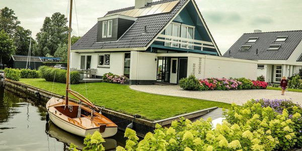 Vrijstaande vakantiewoning aan het water