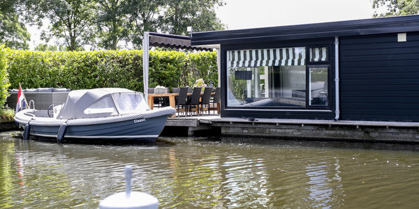 Knusse woonark met terras gelegen aan de haven